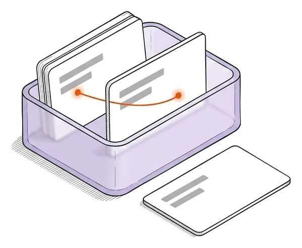 Un bac de verre lavande où deux cartes se tiennent debout, reliées par un fil ; une troisième carte est restée dehors, à plat.